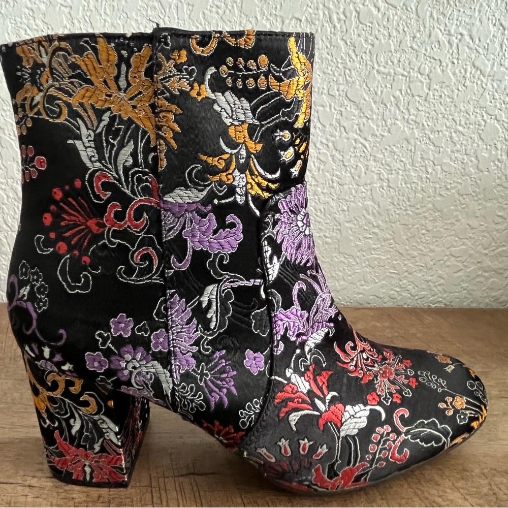 BRASH Bohemian Floral Embroidered Ankle Boots - Size 9.5